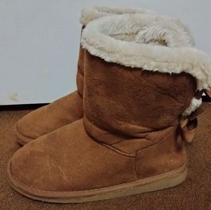 EXCELLENT CONDITION.. Hot Tomato, 6M, Cognac w/faux fur